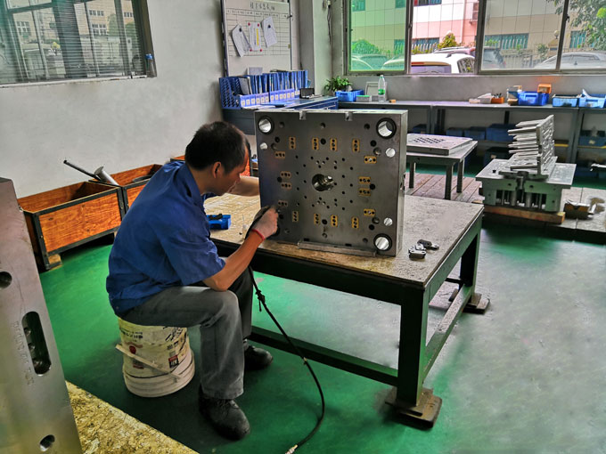 Injection mold maker Injection mold maker